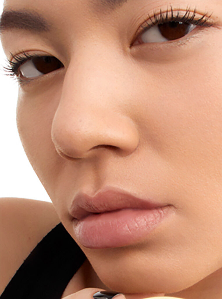 Flaunt your luminous matte with the new Cushion Encre de Peau.