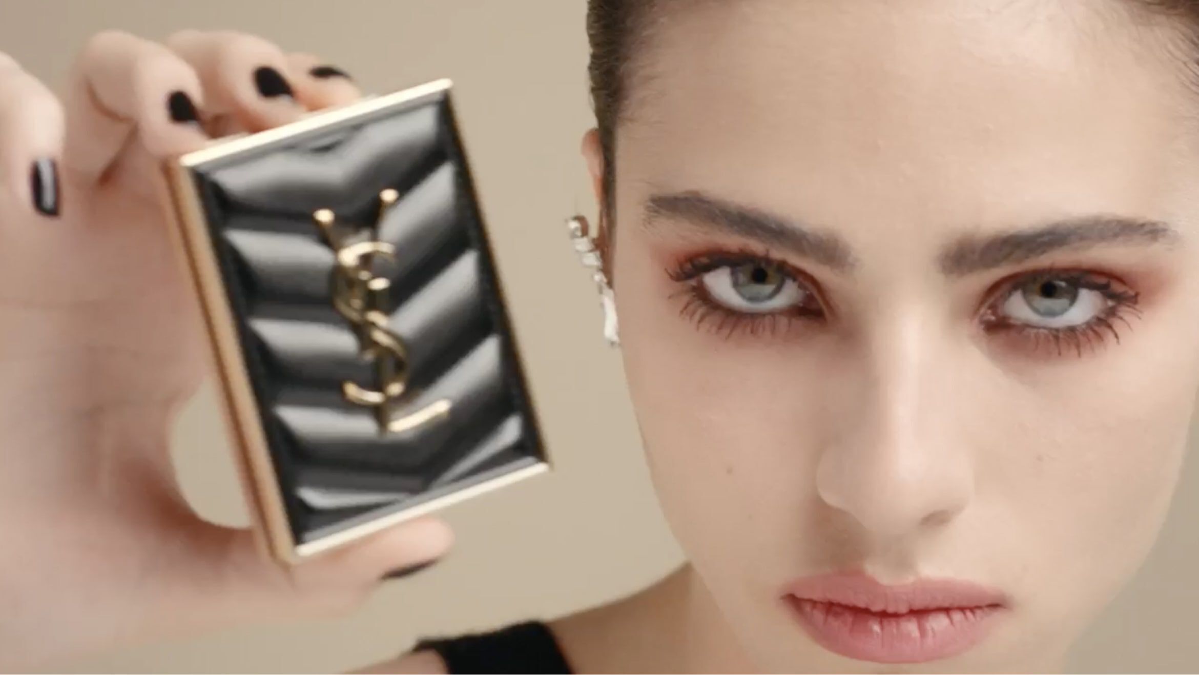 THE NEW COUTURE MINI CLUTCH PALETTE OF 4 COUTURE EYE SHADOWS