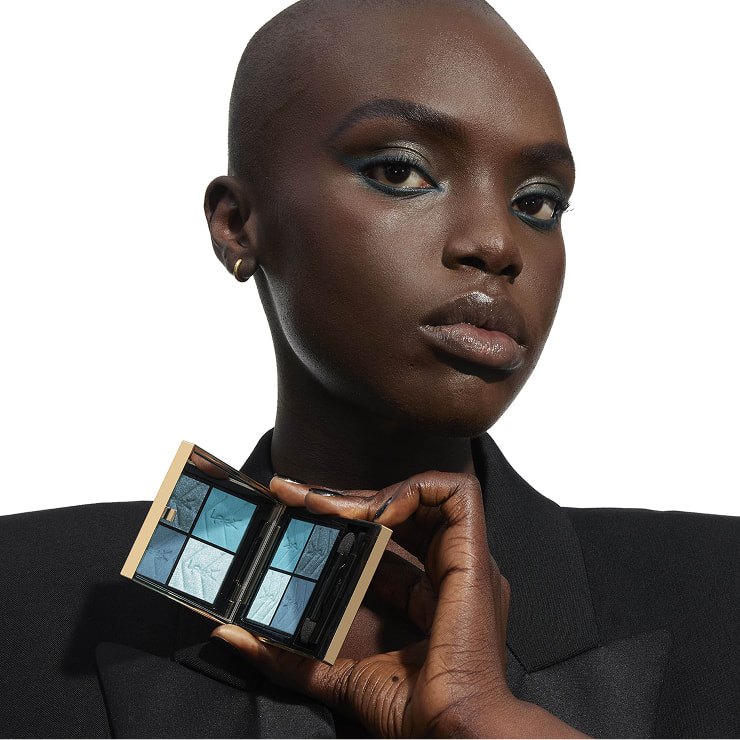 Close-up of a model's face with blush, featuring white corner markers and 'VIRTUAL TRY ON' text.