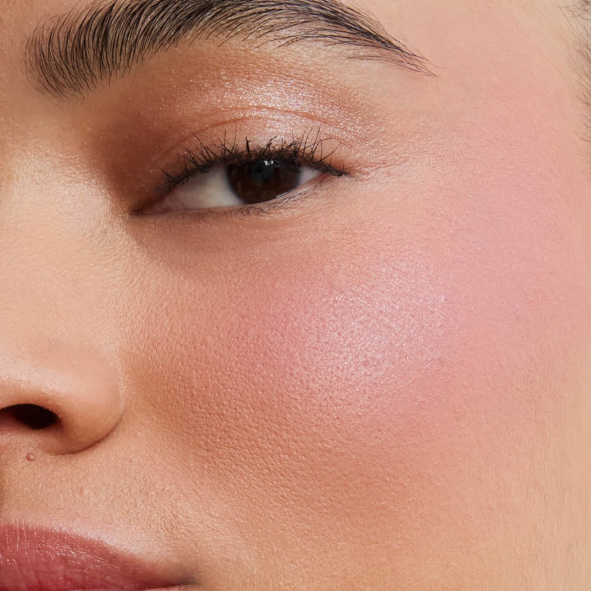 Close up on model Ambre wearing YSL Make Me Blush Powder Blush
in Shade 44 Nude Lavallière on her cheek