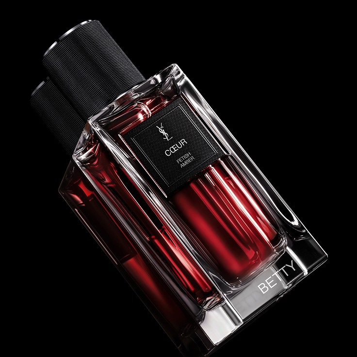 Close-up of the CŒUR bottle
demonstrating the YSL custom
engraving and personalization service.
