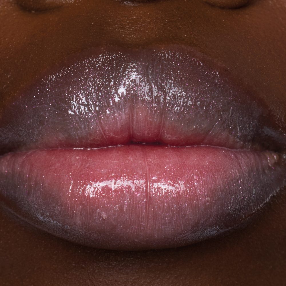 Musu's lips wearing YSL LOVESHINE in shade 215, a glossy plum-pink.
