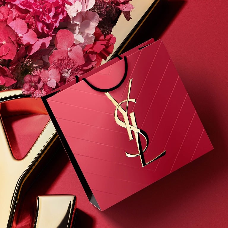 YSL Beauty pink shopping bag, golden
Cassandre logo, textured, amidst vibrant pink
florals. Mother's Day elegance