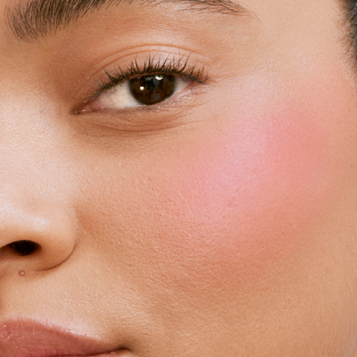 Close up on model Ambre wearing YSL Make Me Blush Liquid Blush in
Shade 44 Nude Lavallière on her cheek