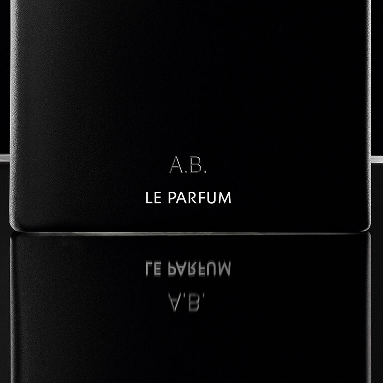 Close-up of a personalized YSL MYSLF Le Parfum
bottle, engraved with 'A.B.', showcasing the art of
luxury gifting.