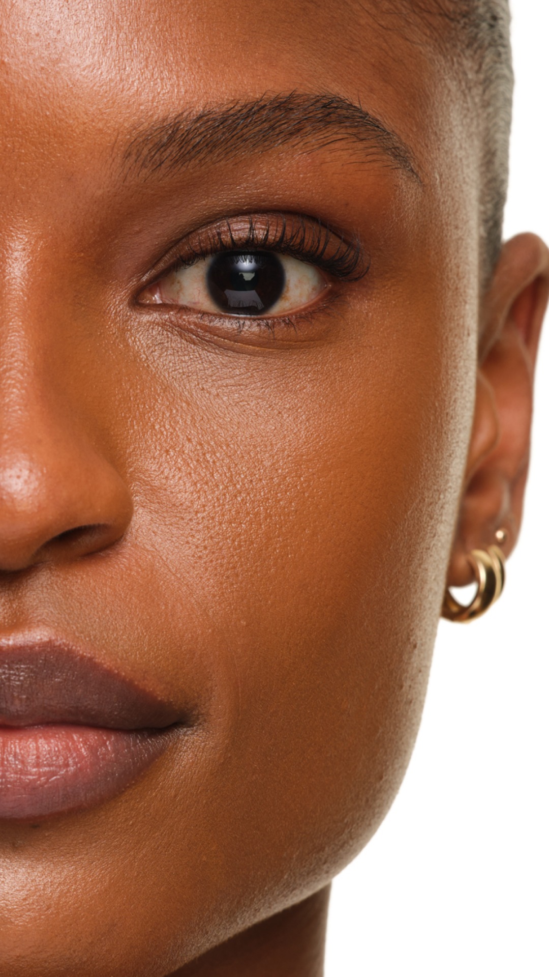 Radiant finish of YSL SKIN AFFAIR FOUNDATION on deep skin. Extreme zoom showing smooth, poreless and luminous texture.