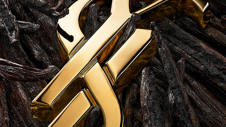 YSL LIBRE gold Cassandre logo nestled among rich
vanilla pods, showcasing the warm, sweet essence
of the fragrance.